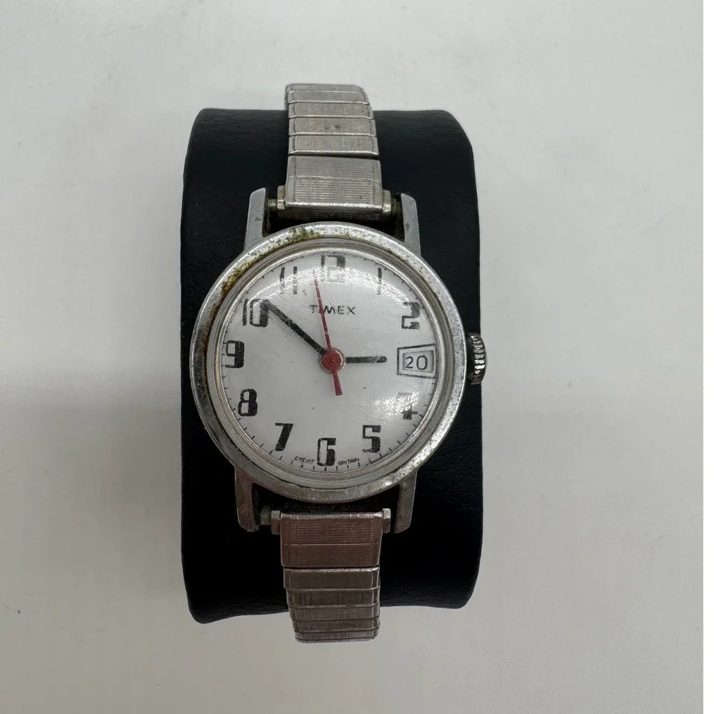 Vintage Timex Great Britain Mechanical Date Watch Silver Expansion Band 31mm
